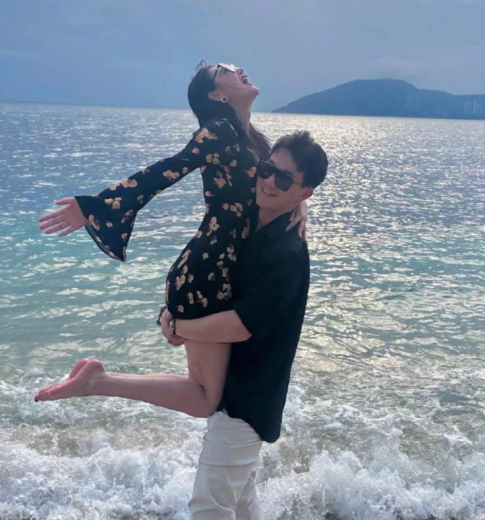 38岁张馨予晒近照，穿卫衣扎马尾似20岁，何捷真把她宠成了小女孩(图6)