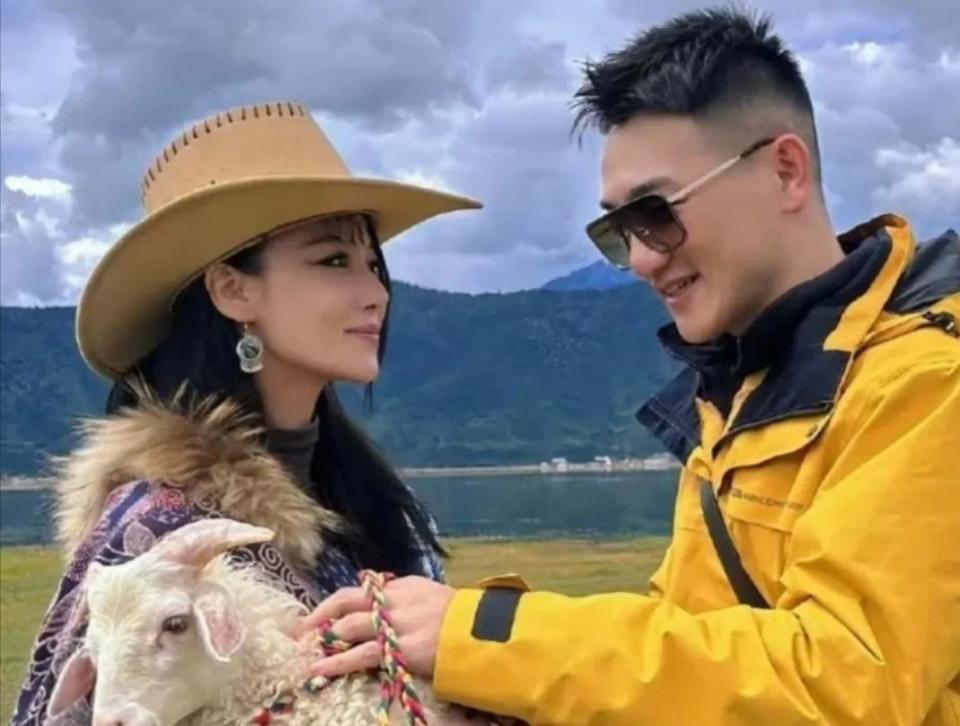 38岁张馨予晒近照，穿卫衣扎马尾似20岁，何捷真把她宠成了小女孩(图3)