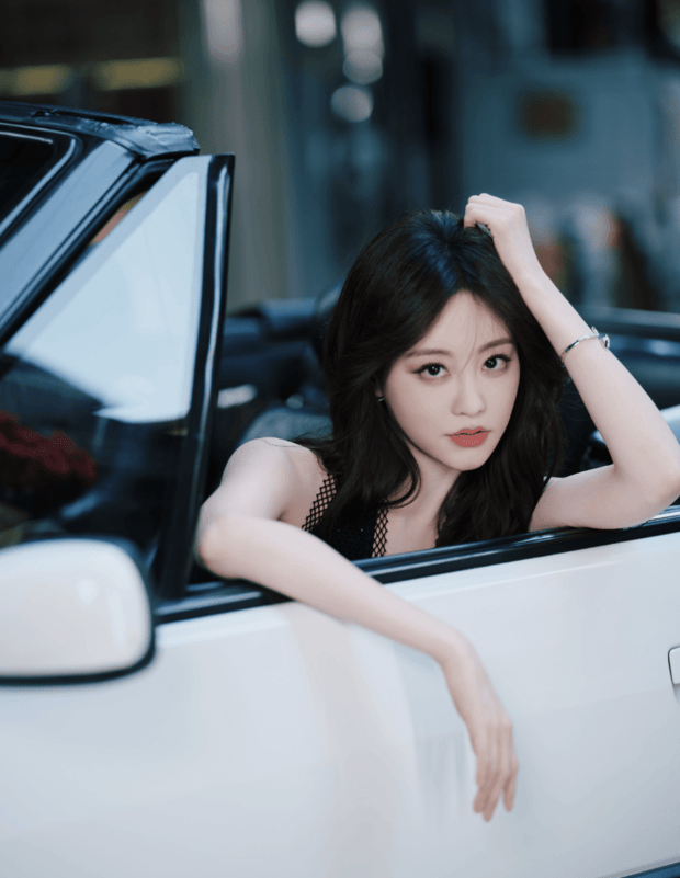 黑裙勾勒纤柔身姿！祝绪丹街头抱红玫瑰，慵懒明艳氛围感拉满(图1)