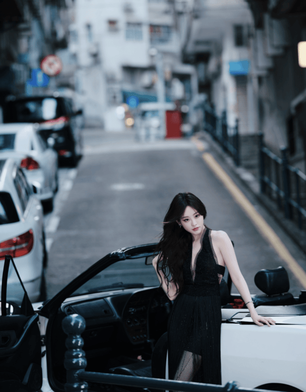 黑裙勾勒纤柔身姿！祝绪丹街头抱红玫瑰，慵懒明艳氛围感拉满(图2)