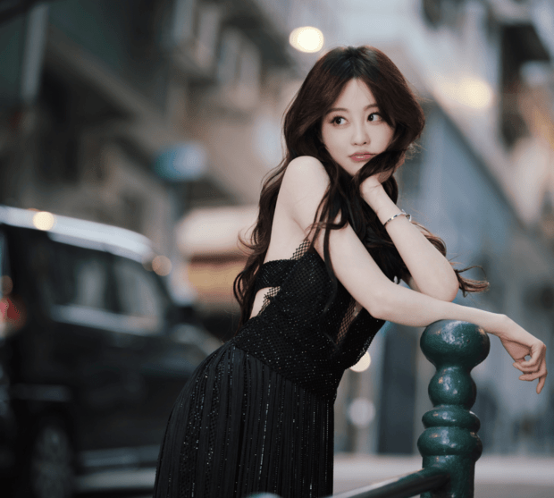 黑裙勾勒纤柔身姿！祝绪丹街头抱红玫瑰，慵懒明艳氛围感拉满(图3)