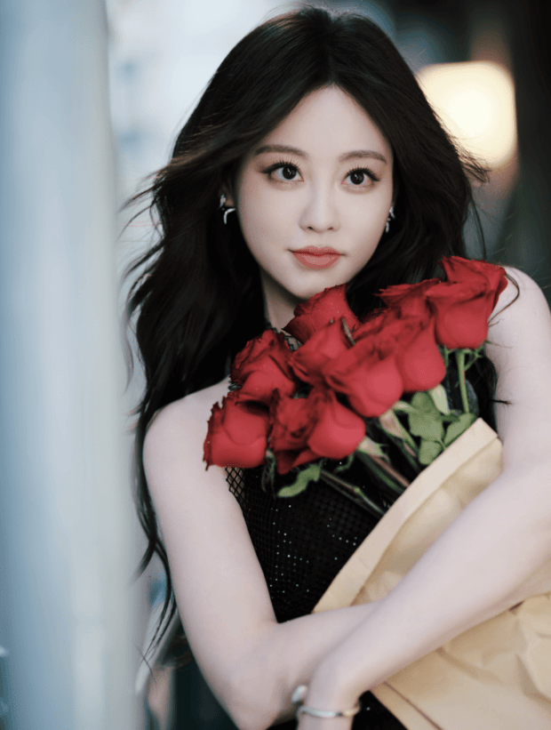 黑裙勾勒纤柔身姿！祝绪丹街头抱红玫瑰，慵懒明艳氛围感拉满(图4)