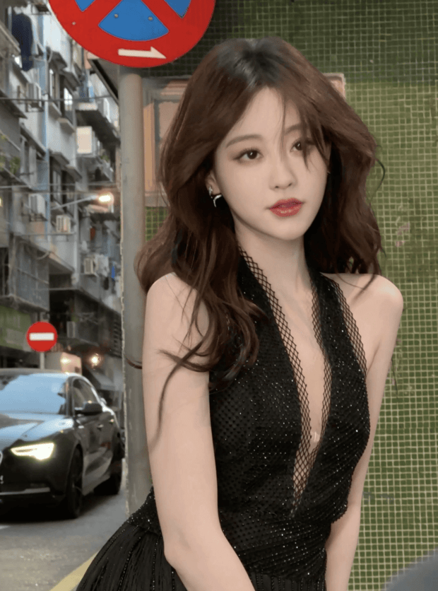 黑裙勾勒纤柔身姿！祝绪丹街头抱红玫瑰，慵懒明艳氛围感拉满(图7)