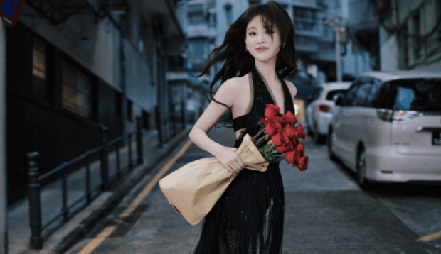 黑裙勾勒纤柔身姿！祝绪丹街头抱红玫瑰，慵懒明艳氛围感拉满(图5)