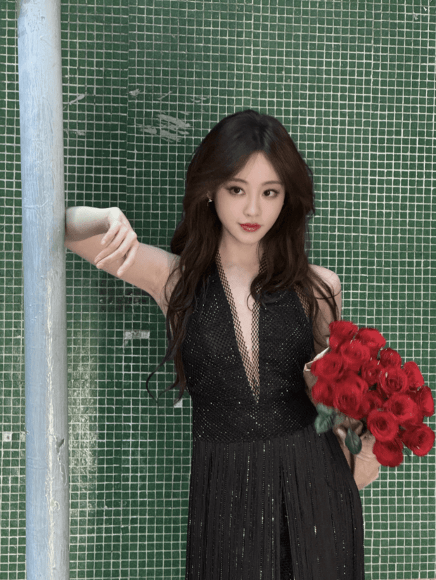 黑裙勾勒纤柔身姿！祝绪丹街头抱红玫瑰，慵懒明艳氛围感拉满(图9)