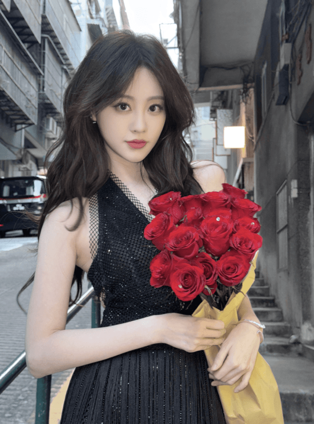 黑裙勾勒纤柔身姿！祝绪丹街头抱红玫瑰，慵懒明艳氛围感拉满(图8)