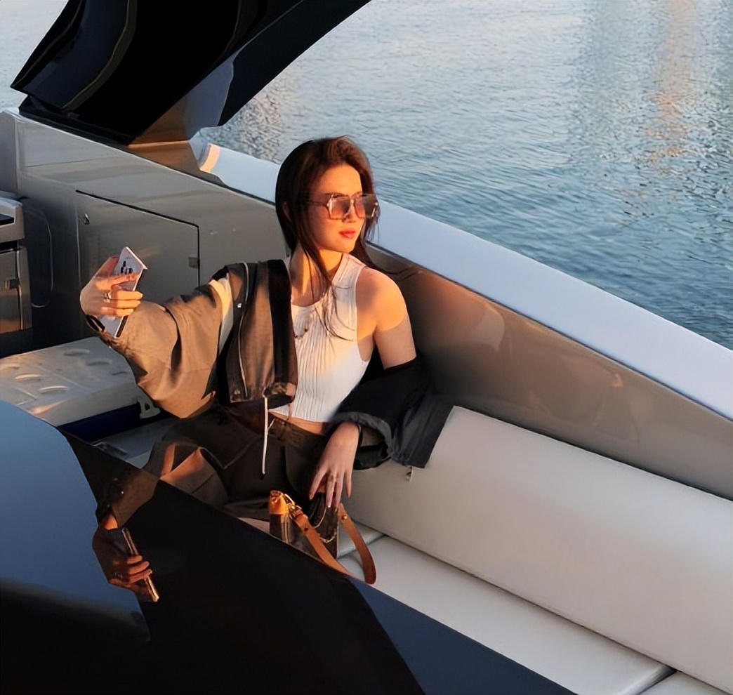 刘亦菲晒游轮美照!在阿联酋度假肥硕不少，长了副乳但马甲线还在(图4)