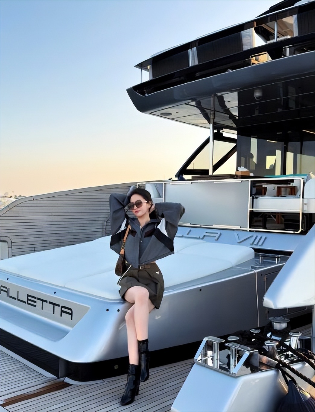 刘亦菲晒游轮美照!在阿联酋度假肥硕不少，长了副乳但马甲线还在(图3)