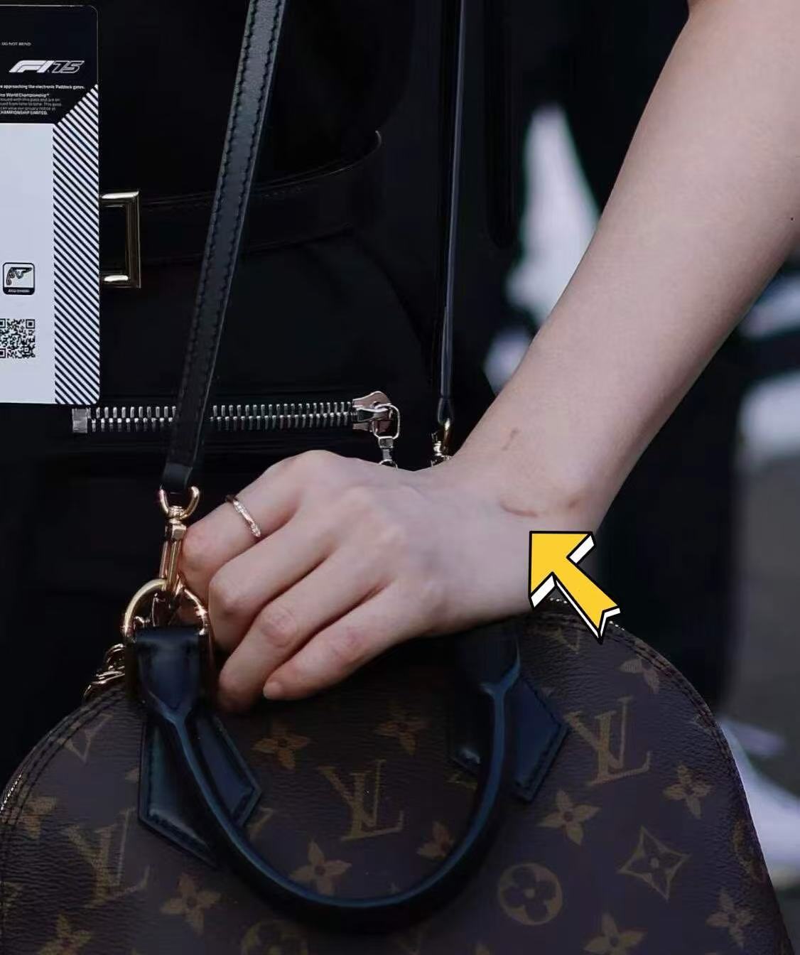 刘亦菲晒游轮美照!在阿联酋度假肥硕不少，长了副乳但马甲线还在(图8)