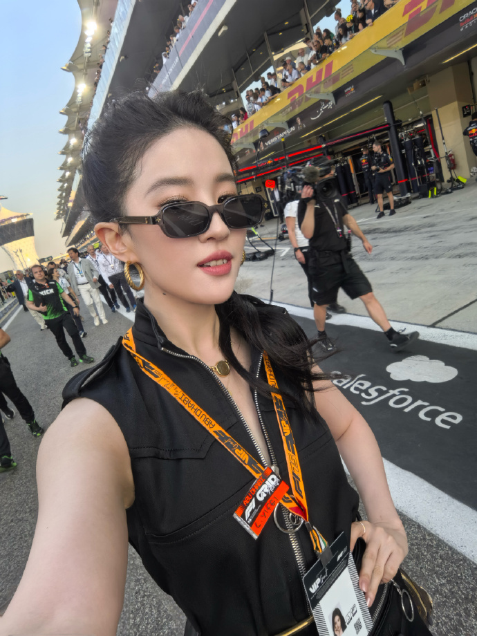 刘亦菲晒游轮美照!在阿联酋度假肥硕不少，长了副乳但马甲线还在(图9)