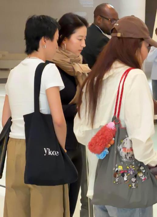 刘亦菲晒游轮美照!在阿联酋度假肥硕不少，长了副乳但马甲线还在(图11)