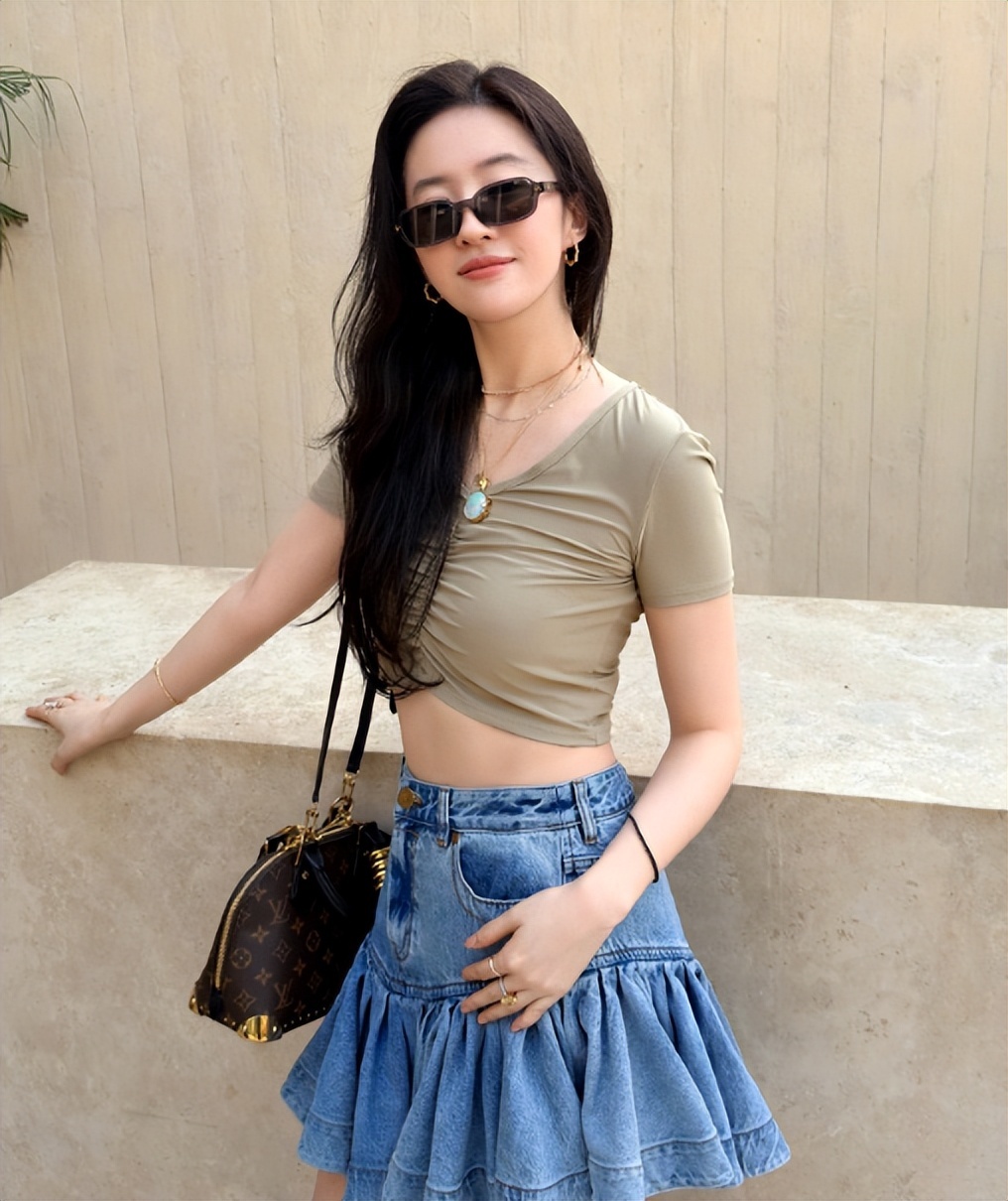 刘亦菲晒游轮美照!在阿联酋度假肥硕不少，长了副乳但马甲线还在(图7)