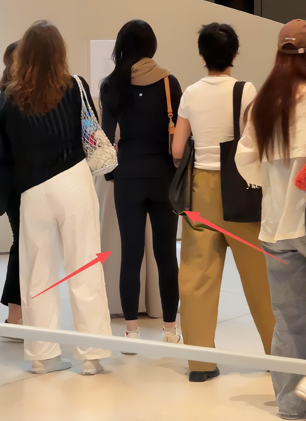 刘亦菲晒游轮美照!在阿联酋度假肥硕不少，长了副乳但马甲线还在(图16)