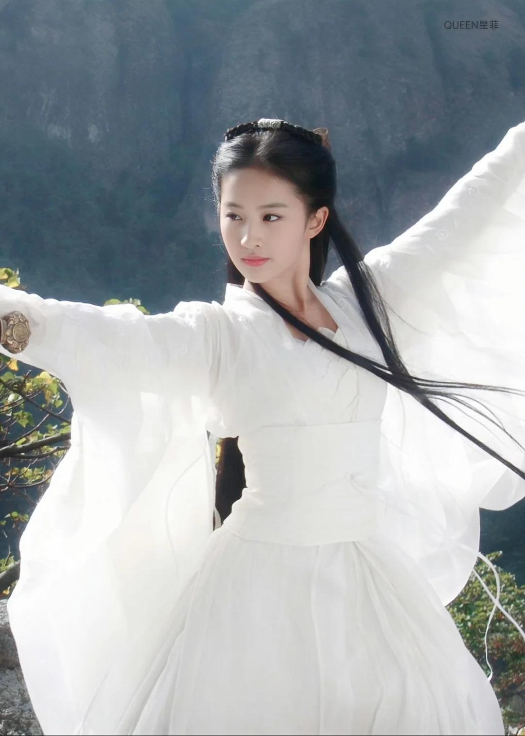 刘亦菲晒游轮美照!在阿联酋度假肥硕不少，长了副乳但马甲线还在(图14)