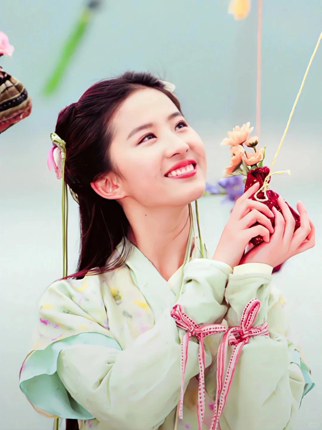 刘亦菲晒游轮美照!在阿联酋度假肥硕不少，长了副乳但马甲线还在(图13)