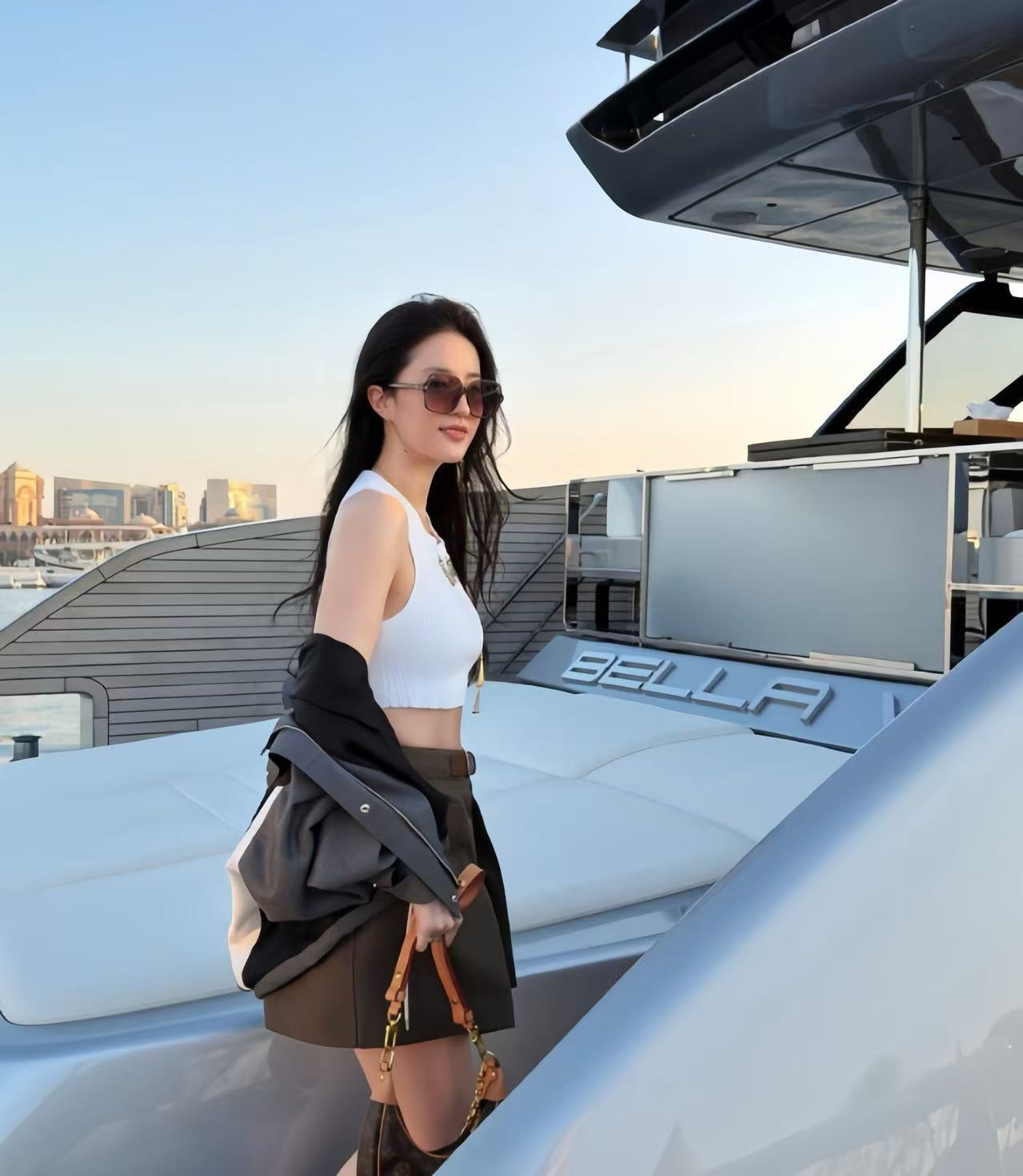 刘亦菲晒游轮美照!在阿联酋度假肥硕不少，长了副乳但马甲线还在(图19)