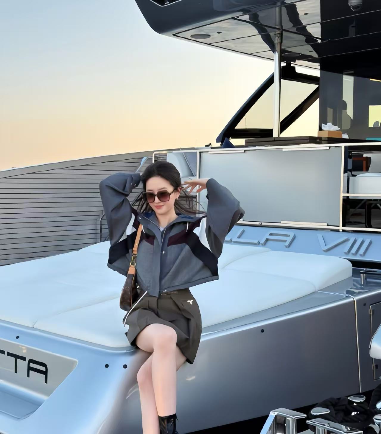 刘亦菲晒游轮美照!在阿联酋度假肥硕不少，长了副乳但马甲线还在(图20)