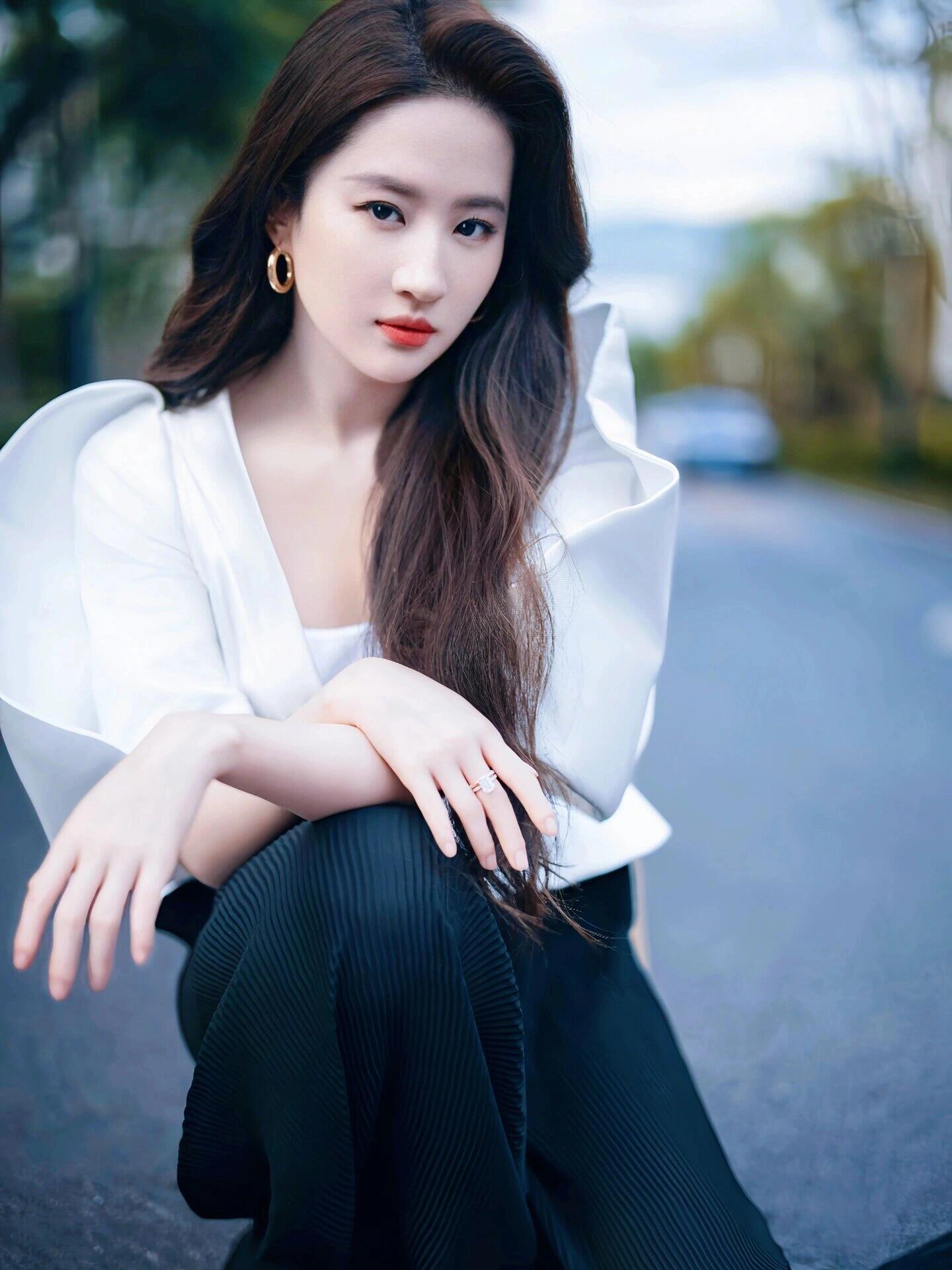 刘亦菲晒游轮美照!在阿联酋度假肥硕不少，长了副乳但马甲线还在(图24)