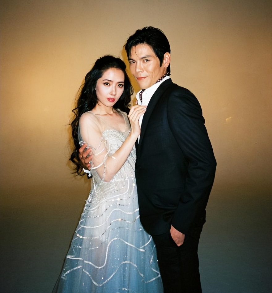 同样是豪门儿媳，将36岁奚梦瑶和41岁郭碧婷一对比，差距一目了然(图4)