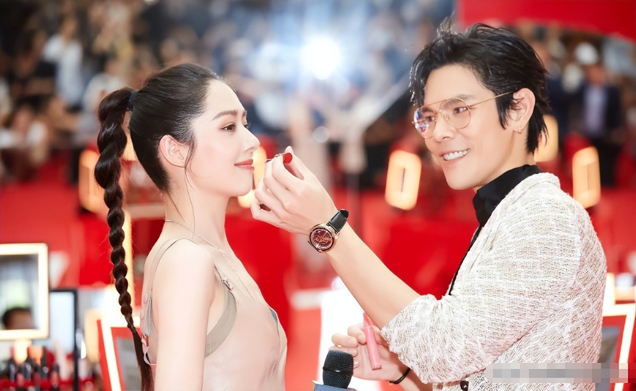 同样是豪门儿媳，将36岁奚梦瑶和41岁郭碧婷一对比，差距一目了然(图12)