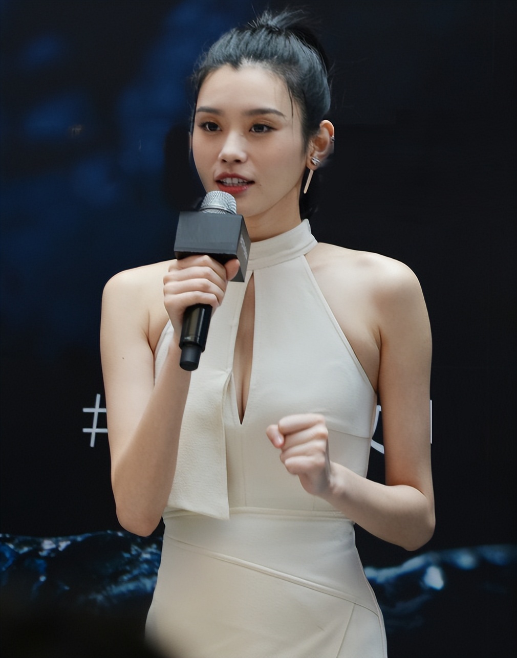 同样是豪门儿媳，将36岁奚梦瑶和41岁郭碧婷一对比，差距一目了然(图20)