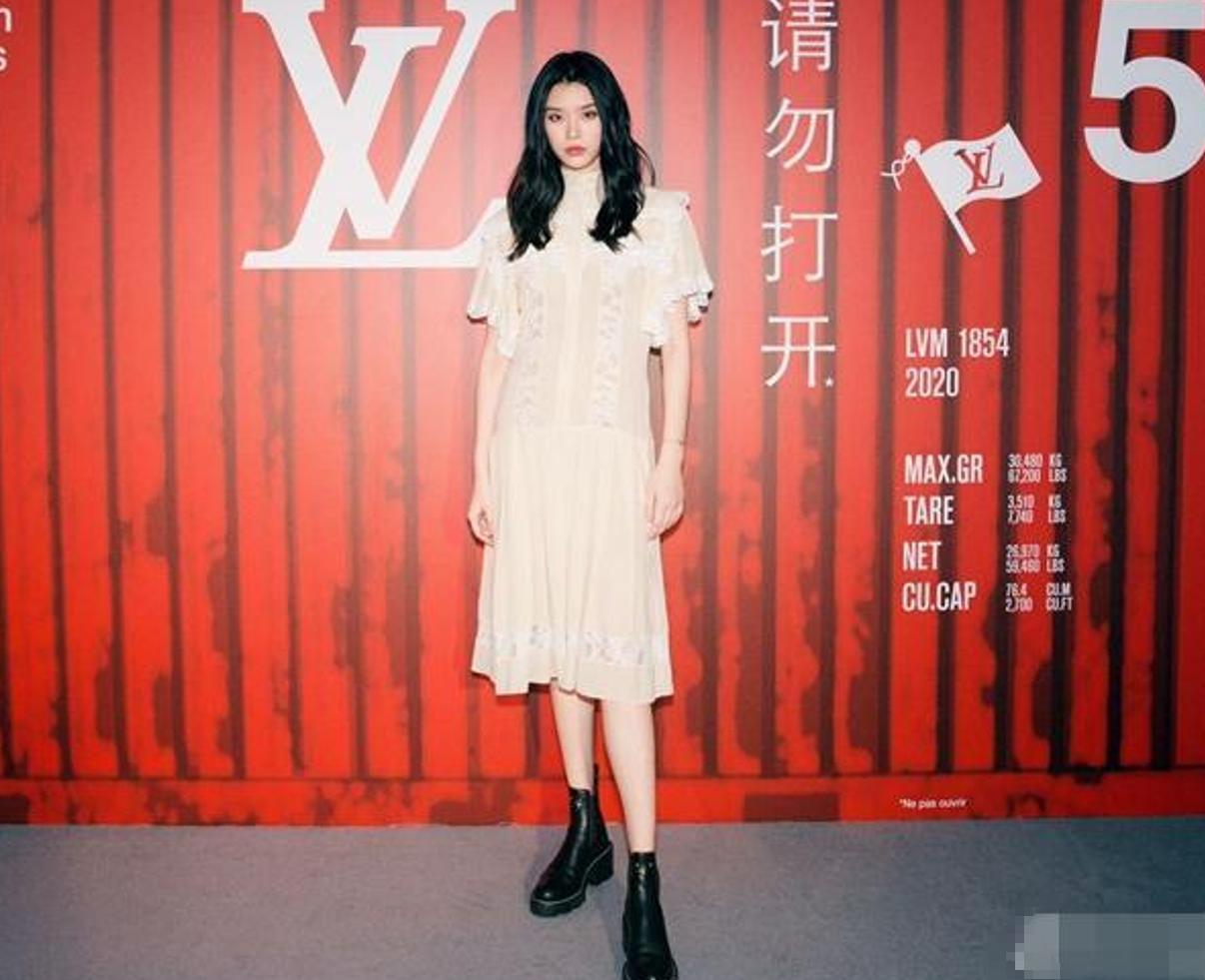 同样是豪门儿媳，将36岁奚梦瑶和41岁郭碧婷一对比，差距一目了然(图17)