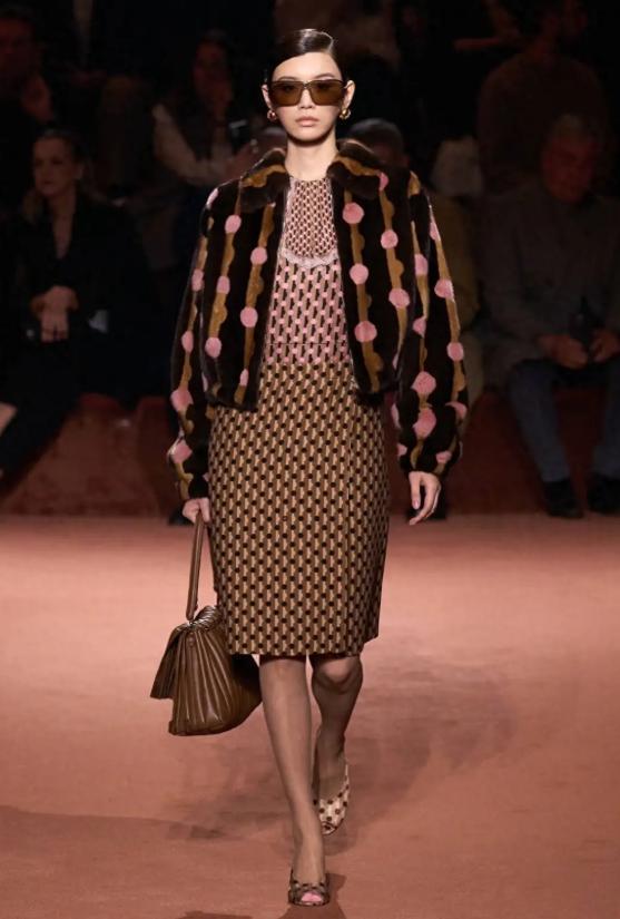 同样是豪门儿媳，将36岁奚梦瑶和41岁郭碧婷一对比，差距一目了然(图26)