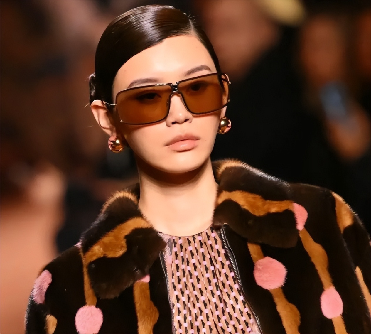 同样是豪门儿媳，将36岁奚梦瑶和41岁郭碧婷一对比，差距一目了然(图25)