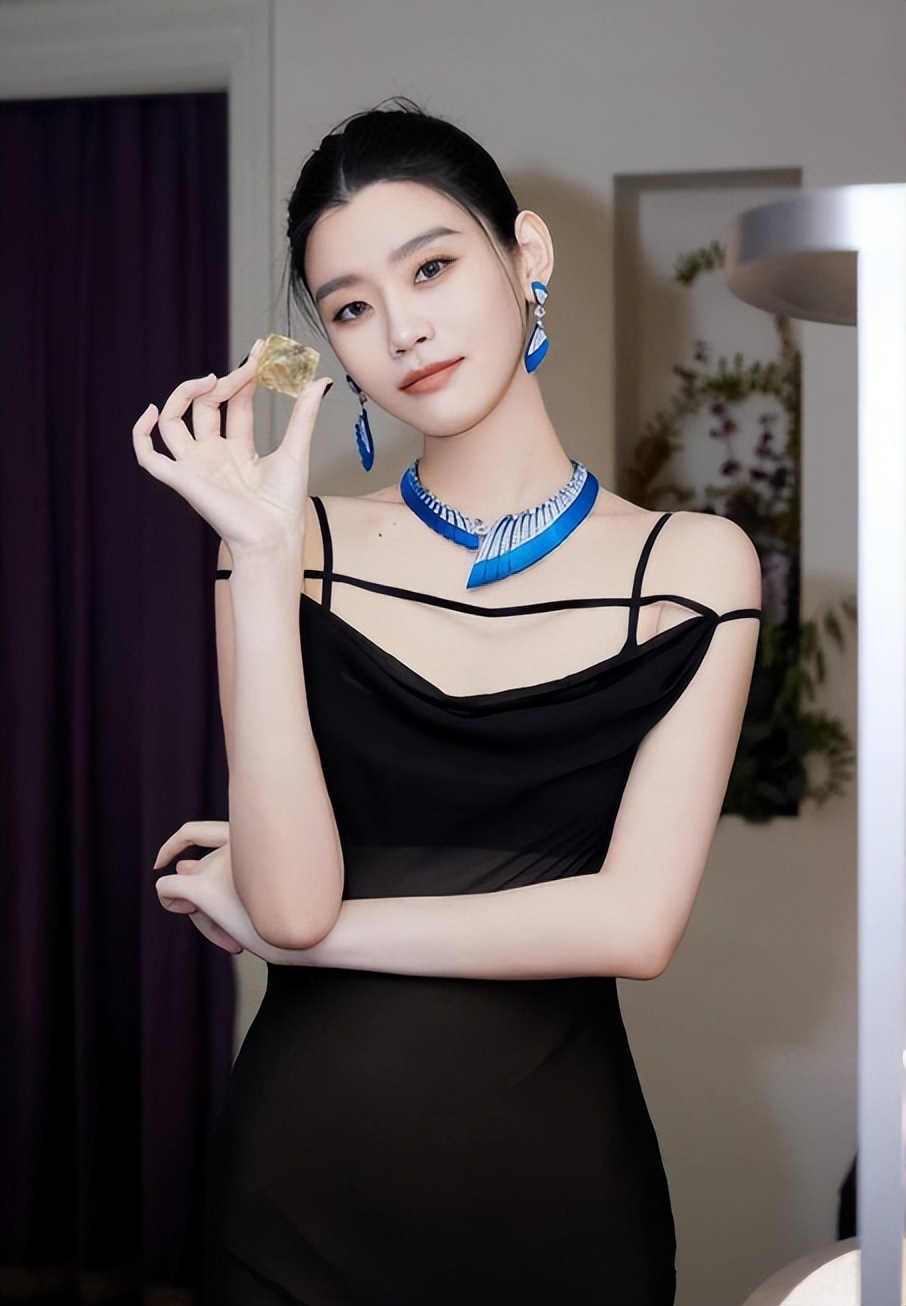 同样是豪门儿媳，将36岁奚梦瑶和41岁郭碧婷一对比，差距一目了然(图35)