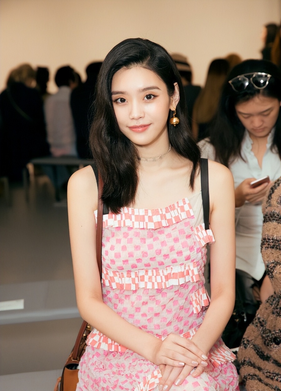 同样是豪门儿媳，将36岁奚梦瑶和41岁郭碧婷一对比，差距一目了然(图38)