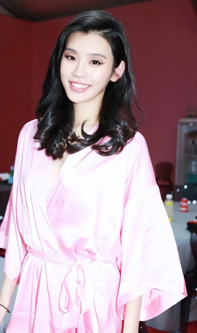 同样是豪门儿媳，将36岁奚梦瑶和41岁郭碧婷一对比，差距一目了然(图37)