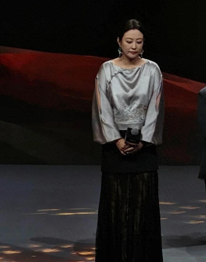 47岁郝蕾近照引关注，身形姿态变化明显，网友热议岁月痕迹(图1)