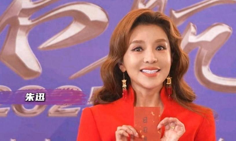 朱迅再陷调离风波？春晚26年深耕追流量，