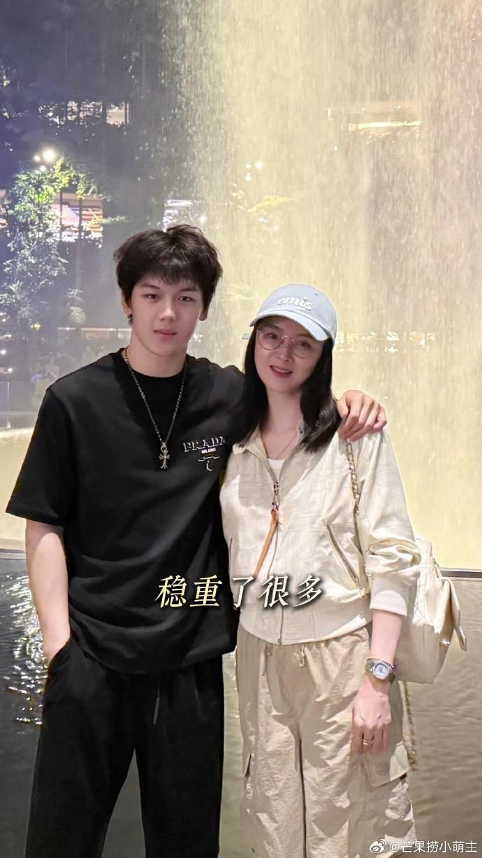 51岁王艳和儿子同框照曝光！19岁儿子身