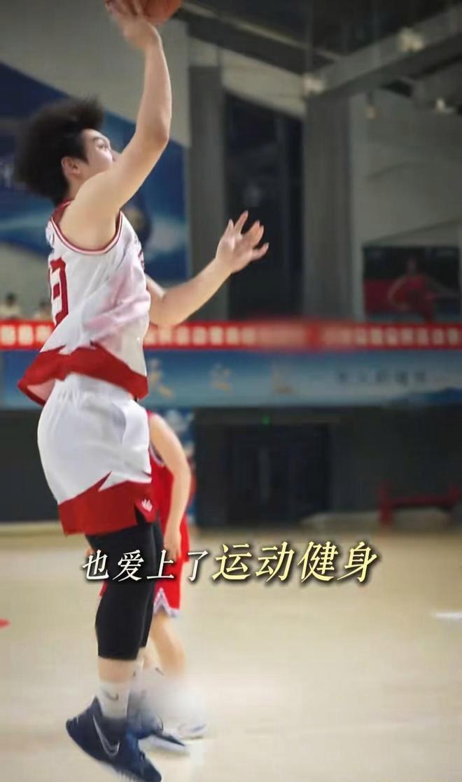 51岁王艳和儿子同框照曝光！19岁儿子身高超180CM，稳重阳光，颜值逆袭(图6)