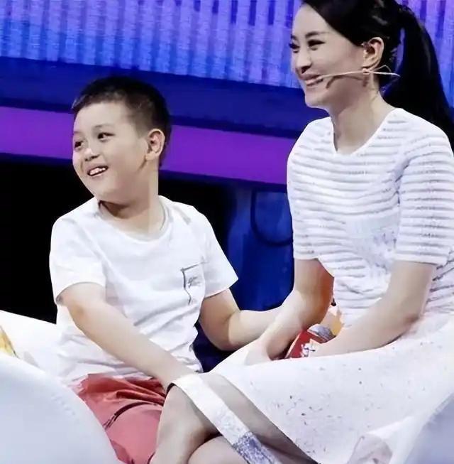 51岁王艳和儿子同框照曝光！19岁儿子身高超180CM，稳重阳光，颜值逆袭(图4)