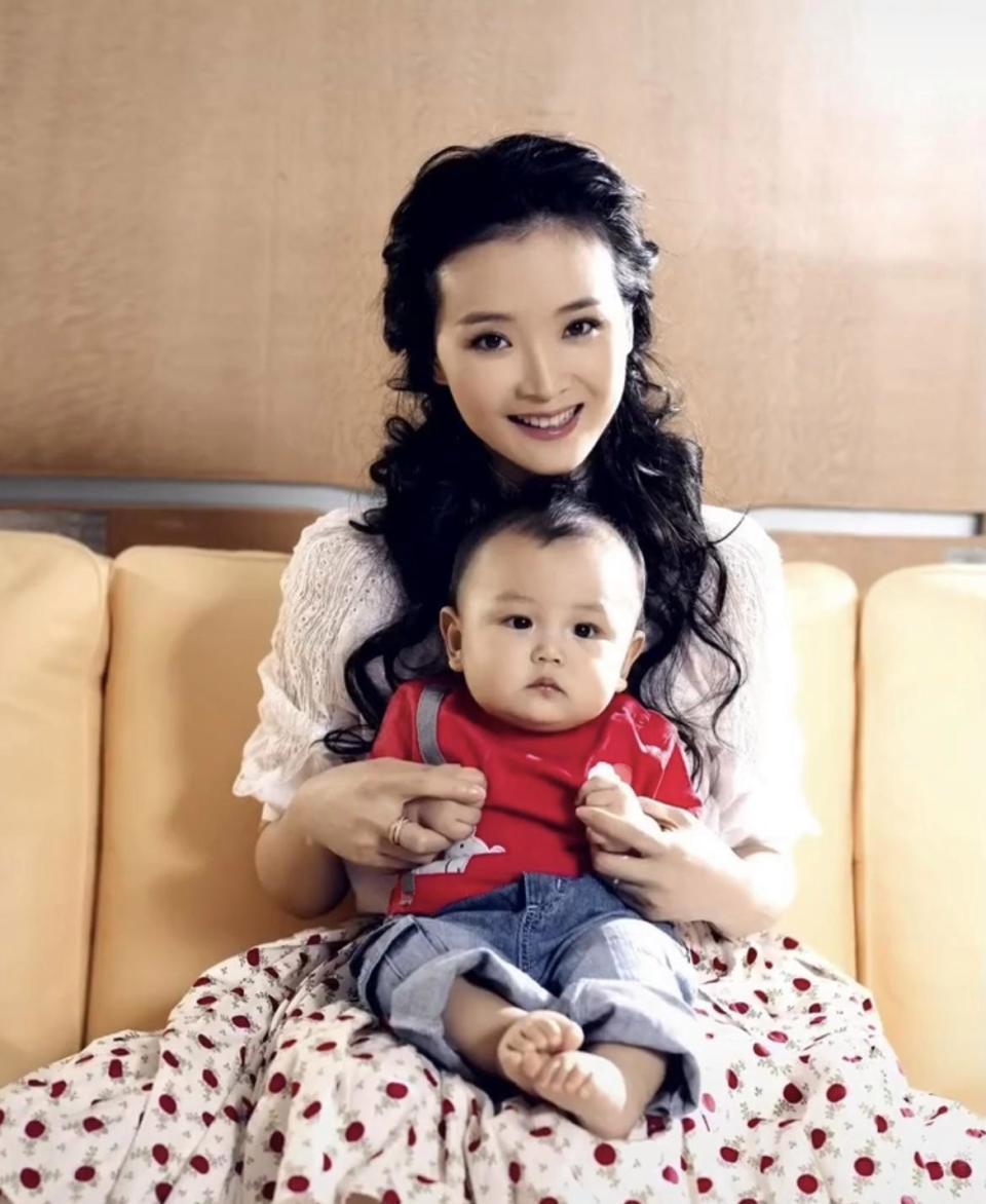 51岁王艳和儿子同框照曝光！19岁儿子身高超180CM，稳重阳光，颜值逆袭(图2)
