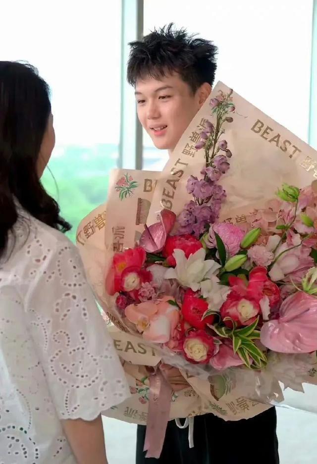 51岁王艳和儿子同框照曝光！19岁儿子身高超180CM，稳重阳光，颜值逆袭(图5)