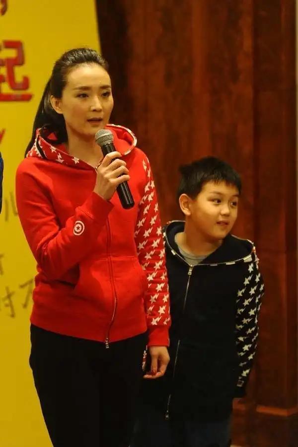 51岁王艳和儿子同框照曝光！19岁儿子身高超180CM，稳重阳光，颜值逆袭(图3)