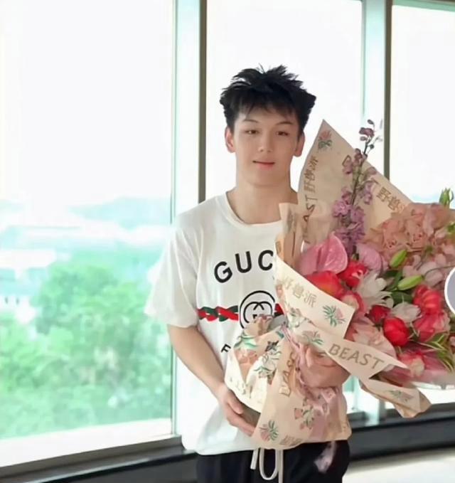 51岁王艳和儿子同框照曝光！19岁儿子身高超180CM，稳重阳光，颜值逆袭(图8)