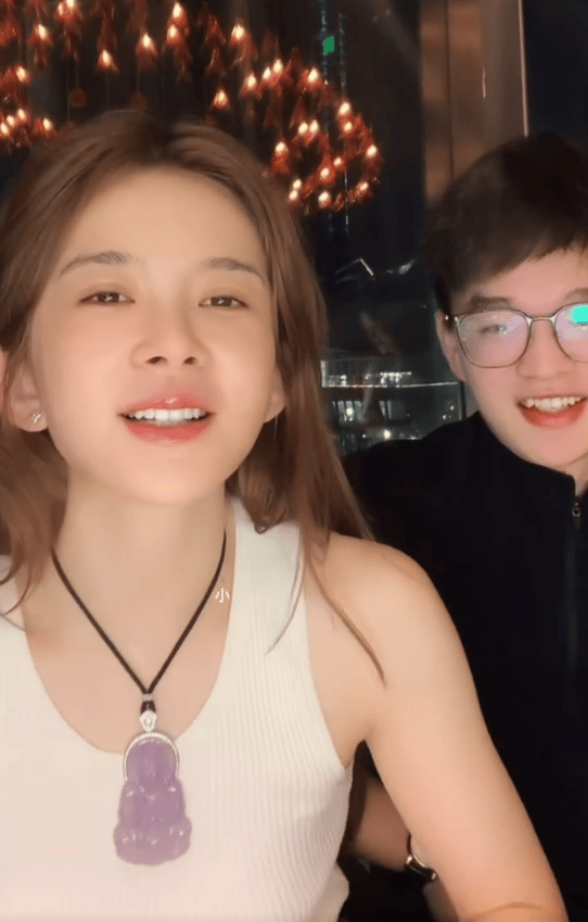 赵樱子直播高调官宣恋情！小12岁圈外男友