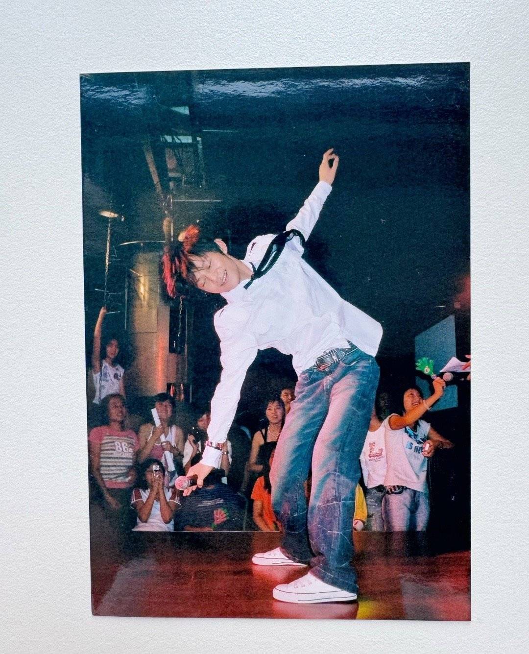 离谱！网友珍藏何炅喝过的水长达20年，曾和女歌迷争抢这瓶水(图1)