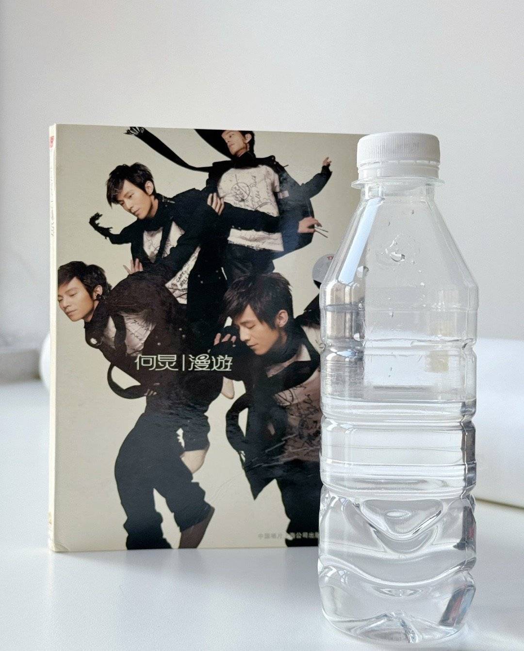 离谱！网友珍藏何炅喝过的水长达20年，曾和女歌迷争抢这瓶水(图3)