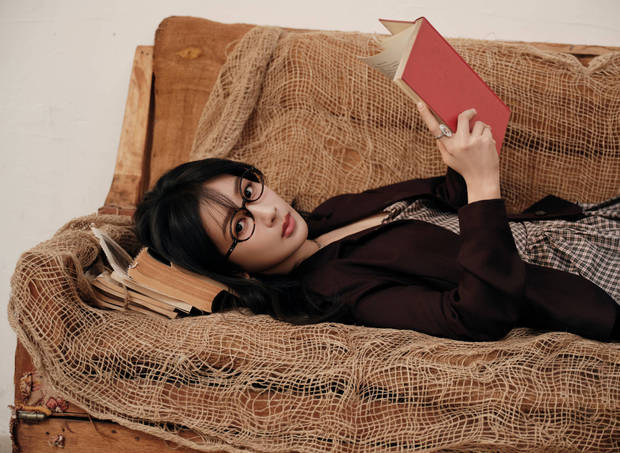 杨紫格子裙搭西装好绝！躺沙发看书 秒变优雅知性文艺少女(图2)