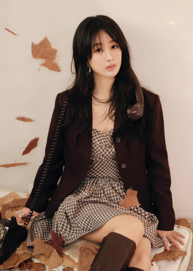 杨紫格子裙搭西装好绝！躺沙发看书 秒变优雅知性文艺少女(图1)