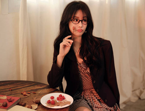 杨紫格子裙搭西装好绝！躺沙发看书 秒变优雅知性文艺少女(图3)