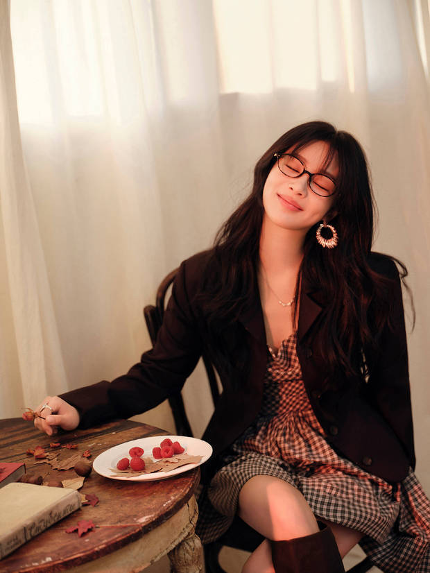 杨紫格子裙搭西装好绝！躺沙发看书 秒变优雅知性文艺少女(图5)