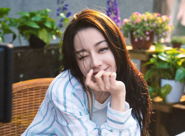 迪丽热巴更新美照！暖阳下笑容灿烂 治愈感拉满超养眼(图3)