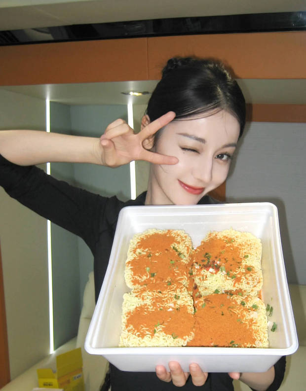 迪丽热巴更新美照！暖阳下笑容灿烂 治愈感拉满超养眼(图9)