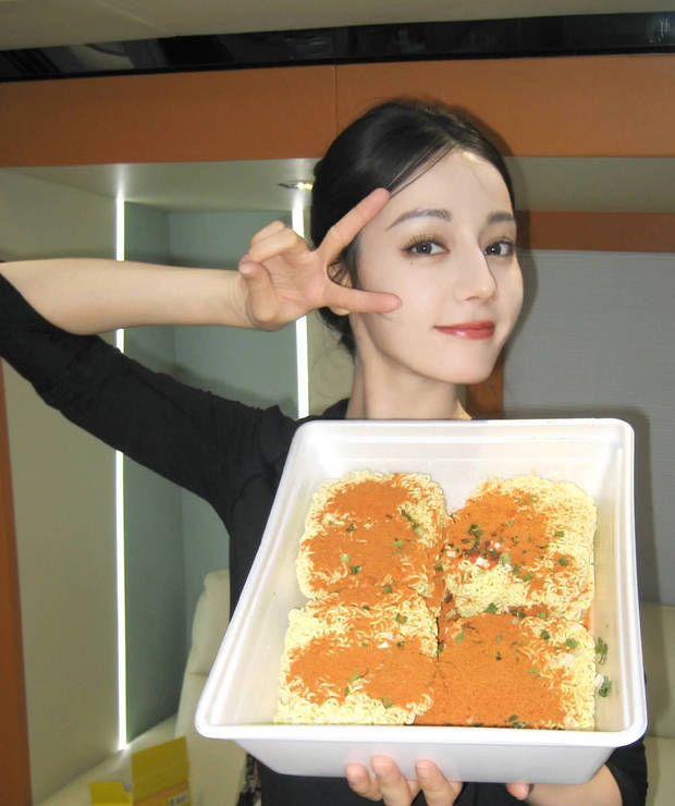 迪丽热巴更新美照！暖阳下笑容灿烂 治愈感拉满超养眼(图10)